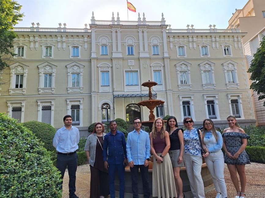 Imagen de los asistentes en el jardín del Palacio de Fontalba (FGE)